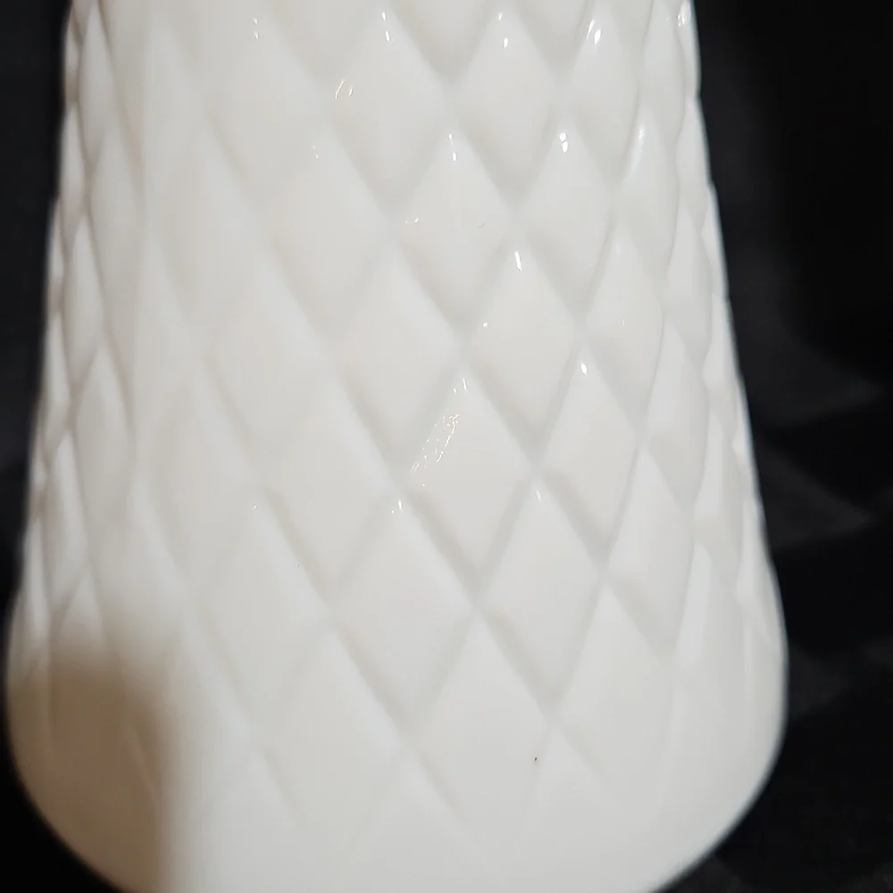 Vintage White Milk Glass Diamond Quilted Bud Vases – 